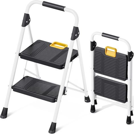 Escabeau 2 marches Pliable Charge maximale de 150kg Verrouillage de sécurité, pédales Larges accoudoirs escabeau escamotable légères pour la Maison, Cuisine, Placard et Bureau, Blanc (1/5)