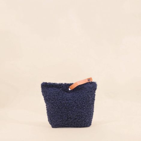 Cale porte en bouclette bleu moutonnée avec lanière aspect cuir