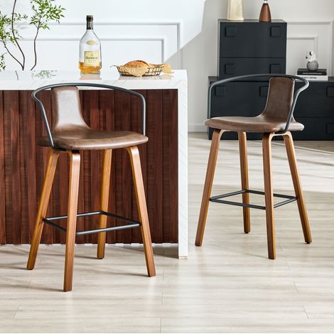 Set di 2 sgabelli da bar con braccioli in PU marrone, gambe in legno DESVIAE (1/5)