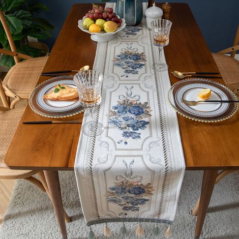 Hochwertiger Tischläufer im europäischen Stil mit Blumenmuster und Chenille-Quasten, ideal für den Wohnbereich, weiß mit langen Quasten, 32 x 180 cm. (1/4)