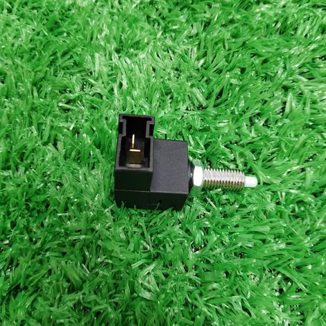 938102E00093810-2E000 is suitable for brake light and brake switch parts for Korean cars.