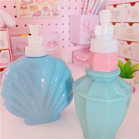Das Set beinhaltet die gleiche Swimmer-Duschgelflasche wie die Xiaozhai-Flasche, eine Kosmetikflasche für Damen, einen Swimmer-Duschgel-Dekanter und einen Parfümflakon. Einheitsgröße. (1/5)