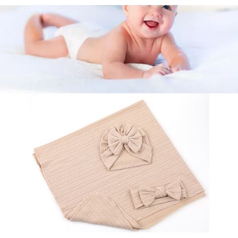 3-teiliges Babyset: Decke und Stirnband, aus Baumwolle und Polyester in Weizenfarbe, mit glattem, hellbraunem Stretchmaterial. (1/5)