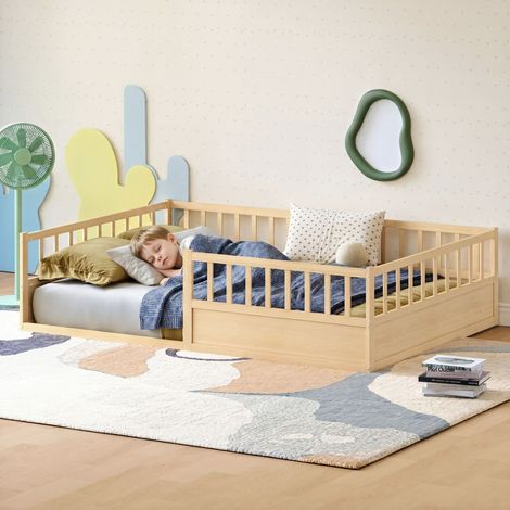 Lit d'enfant en bois massif lit au sol 140 x 200 cm avec protection contre les chutes et sommier à lattes, lit Montessori lit à barreaux avec côté ouvert, pin lit simple en naturel
