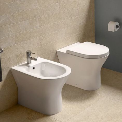 Coppia di sanitari filomuro serie resort RIMLESS con copriwc avvolgente (1/5)