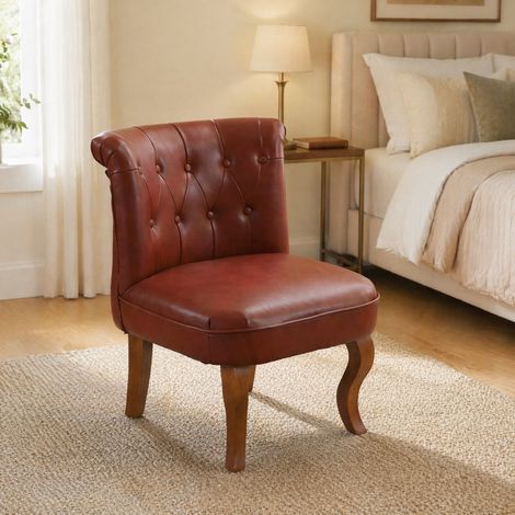 Silla de comedor tapizada en cuero marrón con patas de madera de caucho y botones decorativos (1/5)