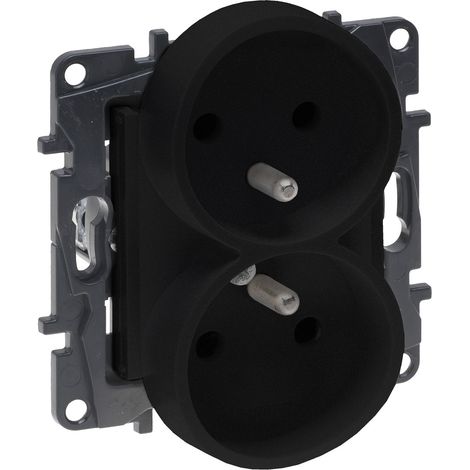 Enchufe doble con toma de tierra 2x 2P+Z negro Niloe Step Legrand 1840