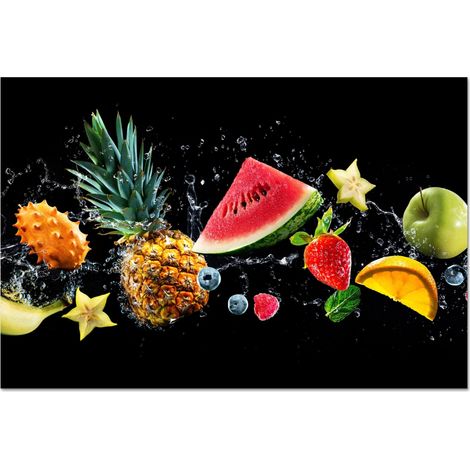 PARASCHIZZI DA CUCINA Un mix colorato di frutta, tra cui ananas, anguria, frutta a stella e fragole, galleggia drammaticamente con spruzzi d'acqua su uno sfondo nero. 80x55 cm (1/5)