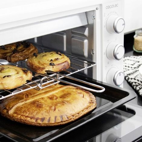 Cecotec – Four à pizza électronique 1500W – Grande capacité 26L – Pierre à pizza incluse – Cuisson homogène par convection – Éclairage intérieur