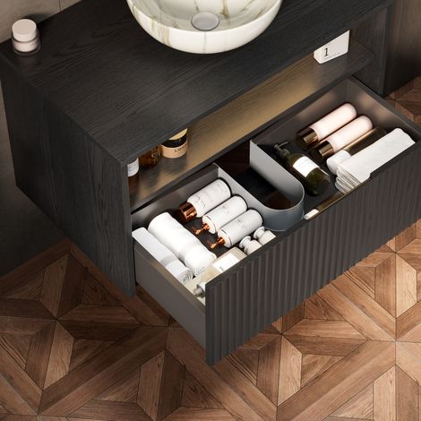 Meuble de salle de bain mural MINA de 80 cm, en contreplaqué rayé avec tiroir, sans lavabo, robinetterie ni bonde, couleur noire. (1/5)