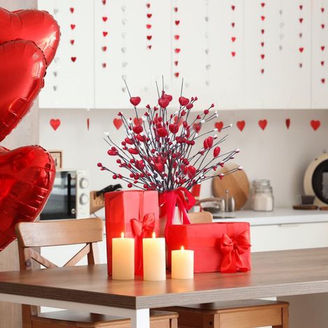 Dekorationen zum Valentinstag: herzförmige Beerenzweige, künstliche Blumenarrangements, Tisch- und Wohndekoration – perfekt für ein Valentinstagsthema.
