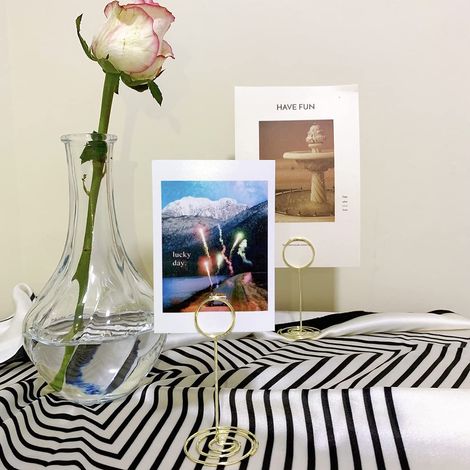 Lot de 10 supports métalliques pour numéros de table, porte-cartes et présentoirs photos, parfaits pour la décoration de mariages, fêtes et banquets. (1/5)