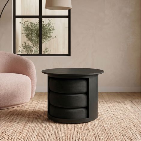 MOG CASA Mesa de centro HONE negra Ø60 x 45 cm con 3 pufs redondos apilables en tejido negro, tablero de melamina con acabado negro efecto madera, fácil de limpiar, para salón y zona lounge (1/5)