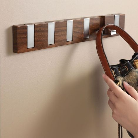 Porte-manteau mural moderne et peu encombrant avec crochets rabattables, idéal pour l'entrée, le couloir, le salon ou la chambre. Couleur bois (1/4)
