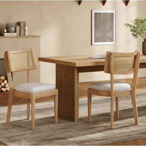 Set di 2 sedie da pranzo in legno massello con schienale in rattan e cuscino in lino (1/5)