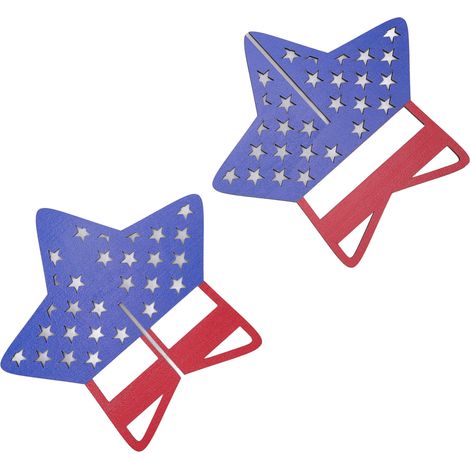 Set aus 2 dekorativen Holzsternen für den amerikanischen Nationalfeiertag, die am 4. Juli auf einem Tisch platziert werden sollen. (1/5)