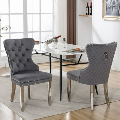 Chaises de salle à manger (Lot de 2) — Chaises rembourrées dotées d'un anneau de préhension unique au dossier, d'une finition cloutée, de pieds en métal et d'un revêtement en tissu velours — Gris. (1/4)