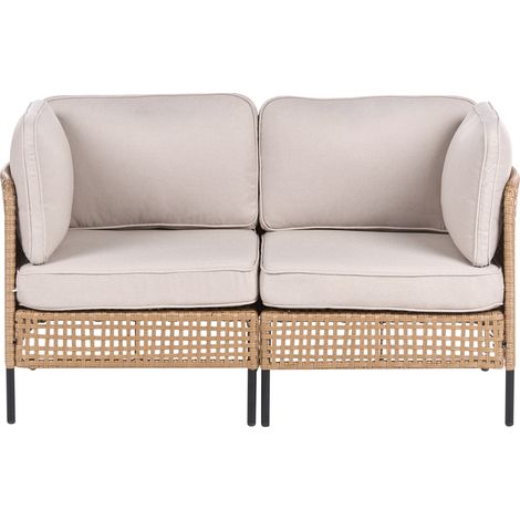 Sofá de exterior de ratán sintético 2 plazas estructura de metal cojines para el respaldo y el asiento olefina repelente al agua con reposabrazos beige claro OMEGANA (1/5)