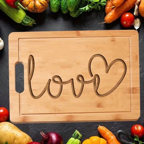 Planche en bambou "LOVE" – Idée cadeau originale pour amoureux (1/5)