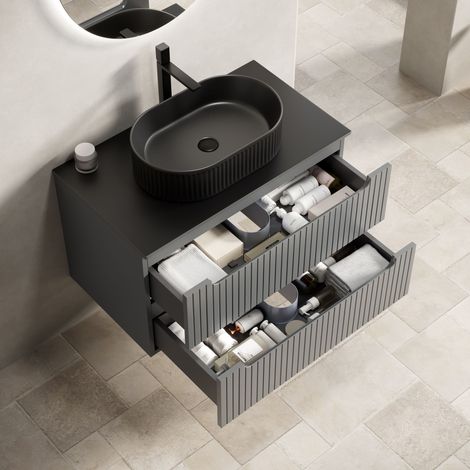 Meuble vasque suspendu de 80cm, plan de travail en pierre frittée noire, caisson en contreplaqué rayé avec 2 tiroirs, gris foncé (1/5)