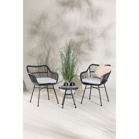 Vigasalon 2 fauteuils, 1 petite table d'appoint noire.