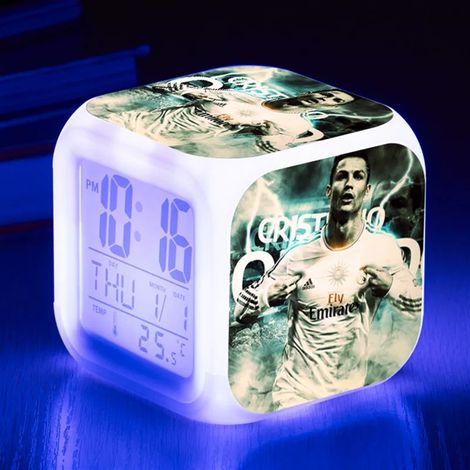Coupe du Monde de la FIFA – Réveil numérique à l'effigie de Ronaldo (C), lumière multicolore