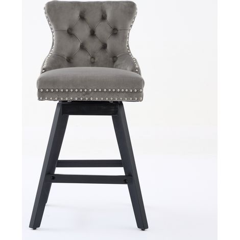 Lot de 2 tabourets de bar pivotants gris velours, capitonnage à boutons, piètement bois, clous chromés, design lounge.