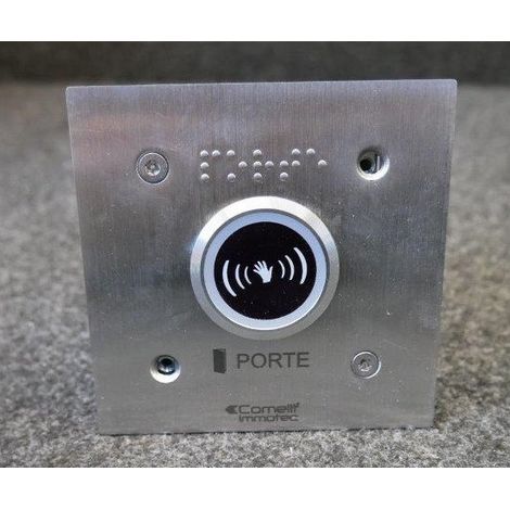 Bouton infrarouge lumineux 100x100mm en inox monté sur façade COMELIT