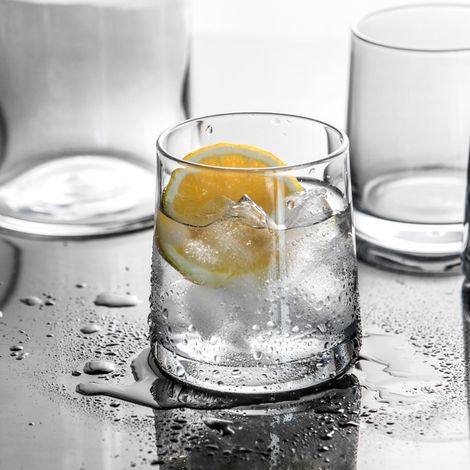 Set aus farbigen Glas-Nachttischkrügen, 4 Tassen mit Deckel, Fassungsvermögen 1200 ml. (1/5)