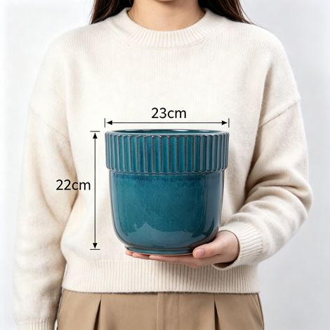 Pot de fleurs individuel en céramique artisanale (Ø 23 cm), bleu turquoise brillant avec bord rainuré vertical, respirant, résistant au gel et muni de trous de drainage, idéal pour les petites plantes (1/4)