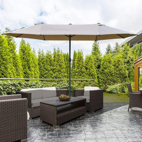 Ombrellone da giardino Outsunny XXL con base a croce, dimensioni grandi 4,6L x 2,7W x 2,4H cm, apertura/chiusura a manovella, acciaio, poliestere ad alta densità, colore caffè.