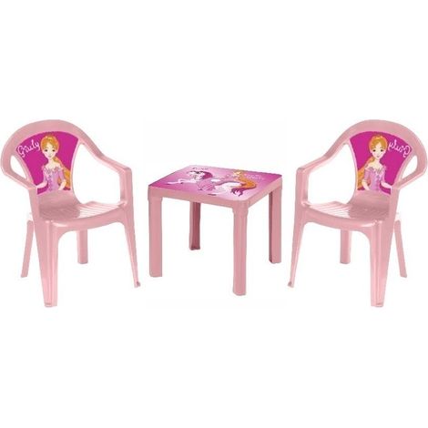 Un tavolo e due sedie color rosa pastello.