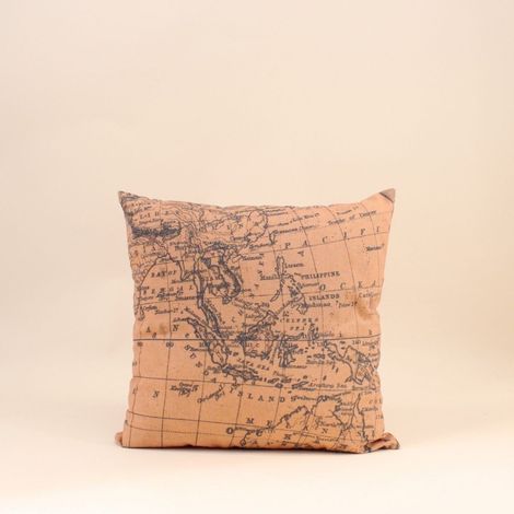 Coussin carte du monde beige et gris 45cm (1/5)