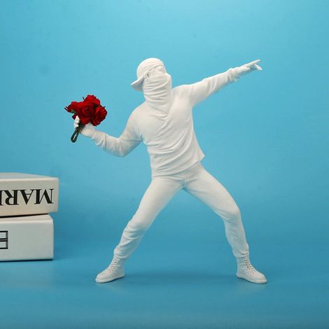 Statuette Banksy « Lancer de fleurs », petite sculpture en résine, accessoire de décoration, figurine de collection, décoration pour salon, chambre, bureau ou maison, cadeau créatif (blanc) (1/5)