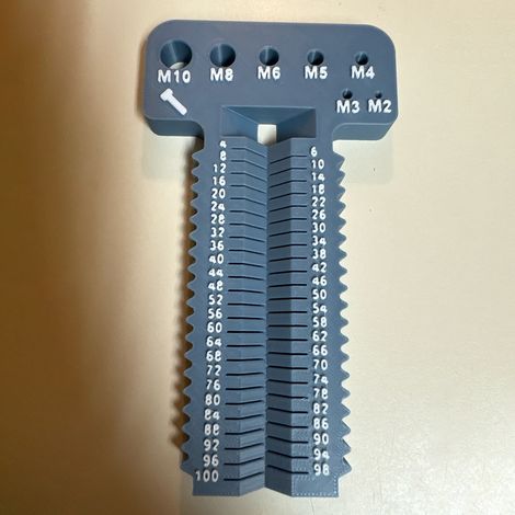 Schraubenmesswerkzeug M2-M10+L4-100mm. Dieses Werkzeug misst metrische Schrauben von M2 bis M10 mit einem Längenbereich von 4 bis 100 mm. – Grau-blau.
