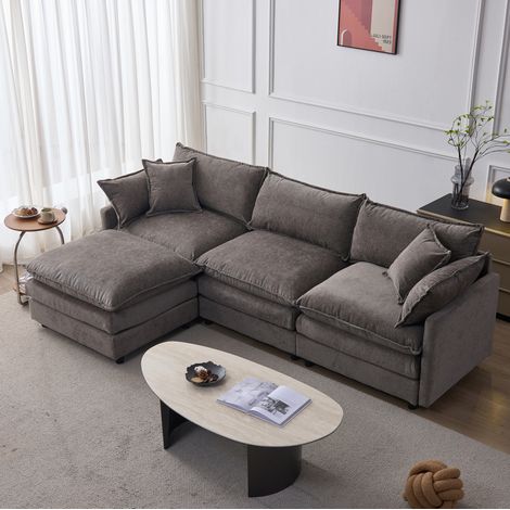 Canapé d’angle 3 places en tissu gris avec pouf mobile, structure en bois, accoudoirs carrés et coussins déhoussables, modèle fixe pour salon – de FLORAGRACE (1/5)