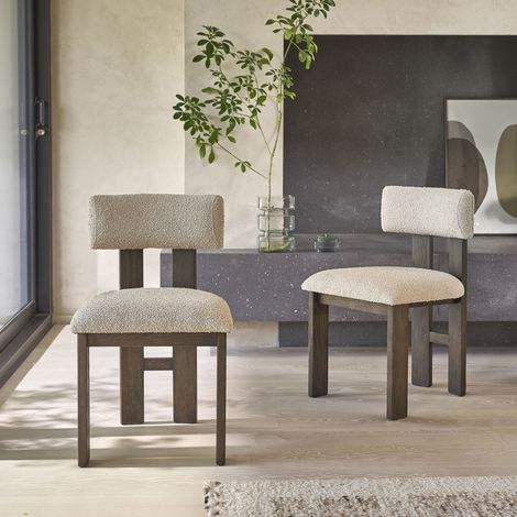 Lot de 2 chaises en chêne massif marron et tissu bouclette beige