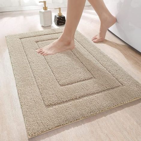 Antirutsch-Badematte aus weicher Mikrofaser, saugfähig und maschinenwaschbar. Maße: 50x80 cm, Farbe: Beige.