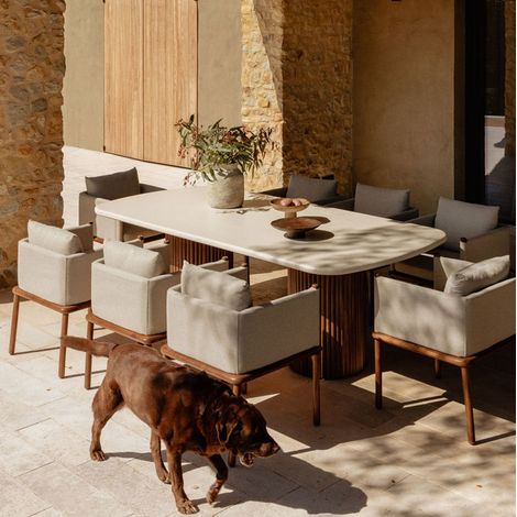SKLUM Set aus rechteckigem Tisch 230x110 cm Sirvon und 8 Gartenstühlen mit Armlehnen aus Akazienholz Olivia 230 x 110 cm (1/5)