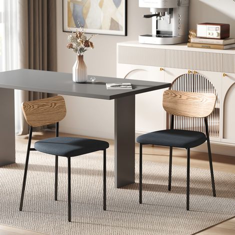 Juego de 2 sillas de comedor con patas de acero, respaldo curvado y asiento acolchado, en color gris y efecto madera natural.