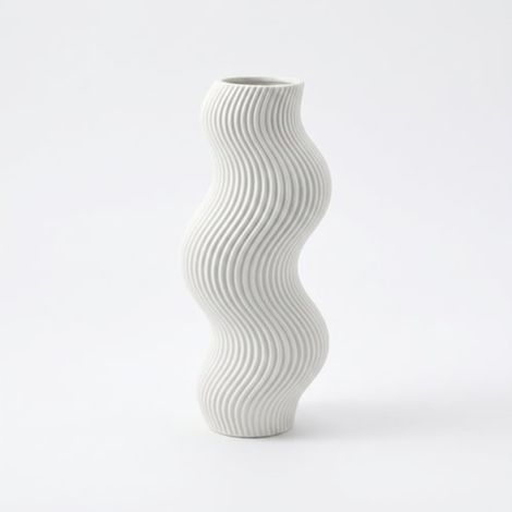 Vaso decorativo a forma di onda, bianco, dal design minimalista.