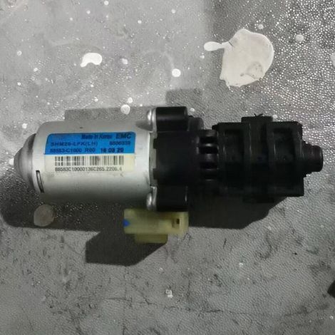 La référence 88581C1000 convient au moteur de réglage coulissant du siège avant droit d'une Hyundai Tucson TL 2017. (1/4)