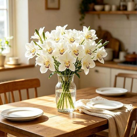 Lot de 3 tiges d'orchidées Cymbidium artificielles 3 têtes réalistes avec boutons, tige longue, branche fausse, vase blanc (1/5)