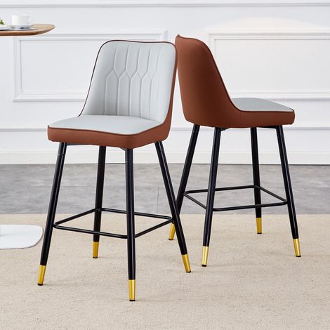 Ensemble de deux tabourets de bar, hauteur 100 cm, en similicuir gris clair/marron, structure en métal noir et repose-pieds confortable. Le choix idéal pour votre bar à domicile.