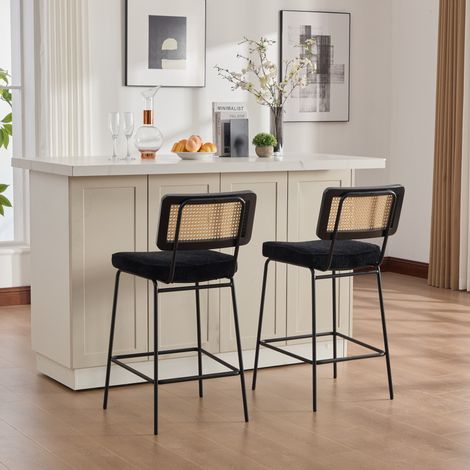 Tabouret de bar moderne haut brillant, lot de 2, assise en tissu chenille, sans accoudoirs, dossier à cadre bois et rotin, pieds métal laqué noir. (1/5)