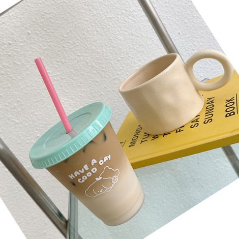 Großer, niedlicher Plastik-Kaffeebecher mit Strohhalmdeckel, ideal zum Trinken von frischem Wasser im Sommer, auch für Hunde (470 ml). (1/5)