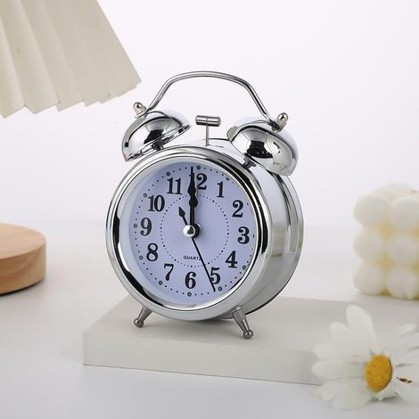 Réveil rétro en métal à double cloche, conçu spécialement pour les gros dormeurs - style minimaliste argenté. (1/3)