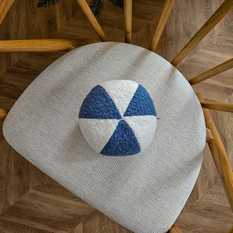 Weiches Schlaufenkissen kleiner Ball in Weiß und Blau (1/3)