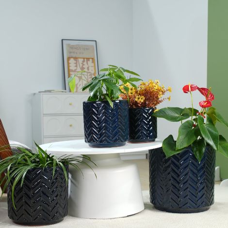 Lot de 4 pots de fleurs céramiques faits main bleu foncé brillant, relief chevrons, respirants et résistants au gel, trous de drainage pour intérieur, balcon et jardin (1/5)