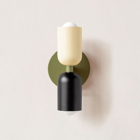 Applique murale vintage scandinava – Lampada per corridoio creativa in crema e nero, design nordico elegante con base verde, ideale come lampada da comodo doppia o illuminazione ambientale.
